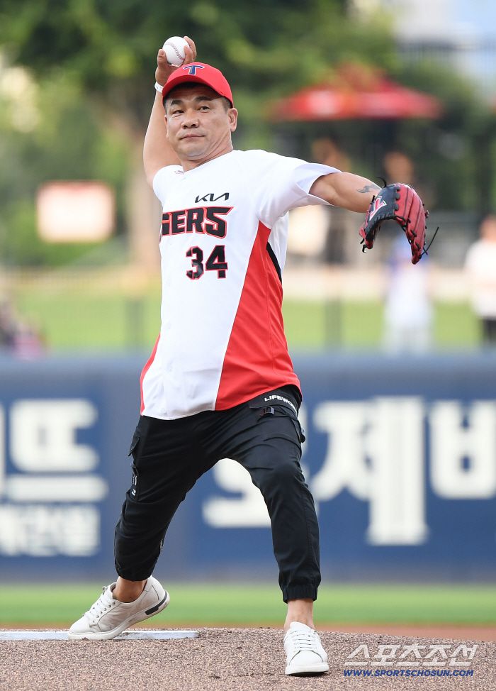 처음 선 챔피언스필드 마운드에서 전혀 긴장하지 않고 공을 던지는 모습