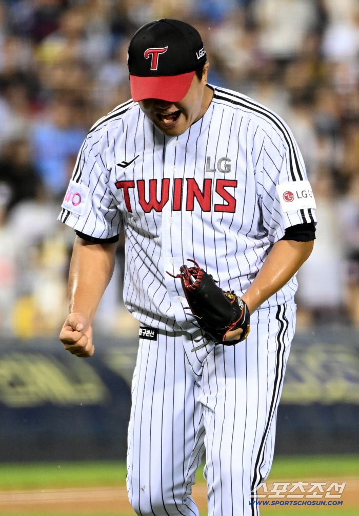 19일 잠실야구장에서 열린 롯데와 LG의 경기, 7회초 1사 1,2루 장현식이 문보경의 호수비로 이닝을 끝내며 환호하고 있다. 잠실=허상욱 기자wook@sportschosun.com/2025.07.19/