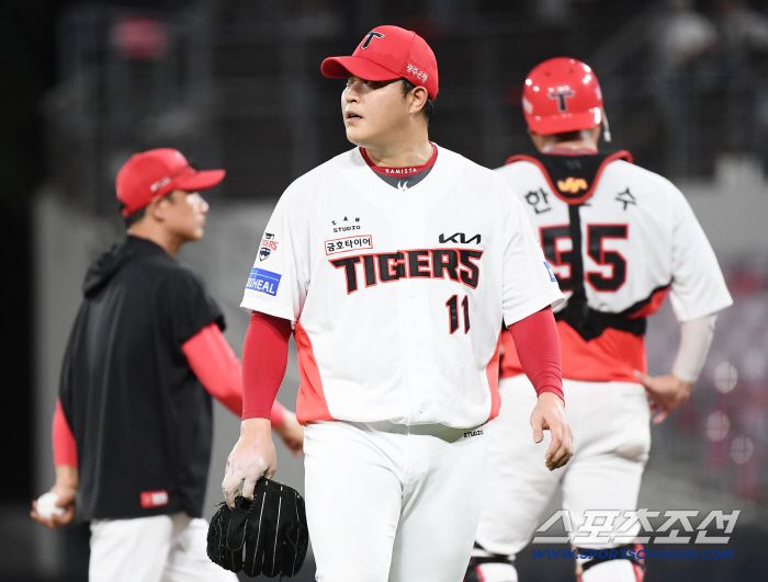 22일 광주 기아 챔피언스필드에서 열린 LG-KIA전. 9회초 1사 1, 2루 문보경의 2루수 땅볼 때 유격수 박찬호의 1루 송구실책으로 KIA가 추가점을 내줬다. 조상우가 강판되고 있다. 광주=정재근 기자 cjg@sportschosun.com/2025.7.22/