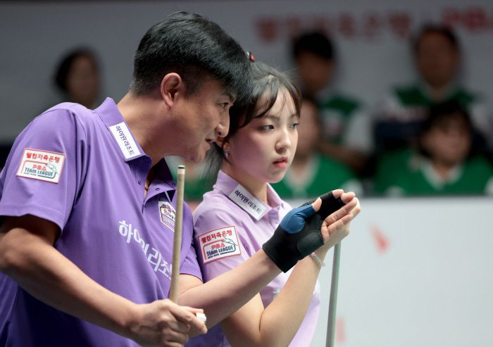 하이원리조트 이충복(왼쪽)-전지우 콤비가 공격에 앞서 상의하는 모습. 사진제공=PBA
