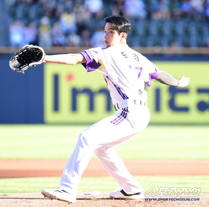 26일 잠실구장에서 열린 두산과 LG의 경기. 시구를 하고 있는 그룹 '세븐틴' 멤버 도겸. 잠실=송정헌 기자songs@sportschosun.com/2025.07.26/