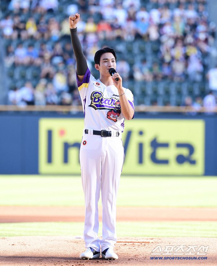 힘찬 파이팅 인사를 건네고 있는 도겸.