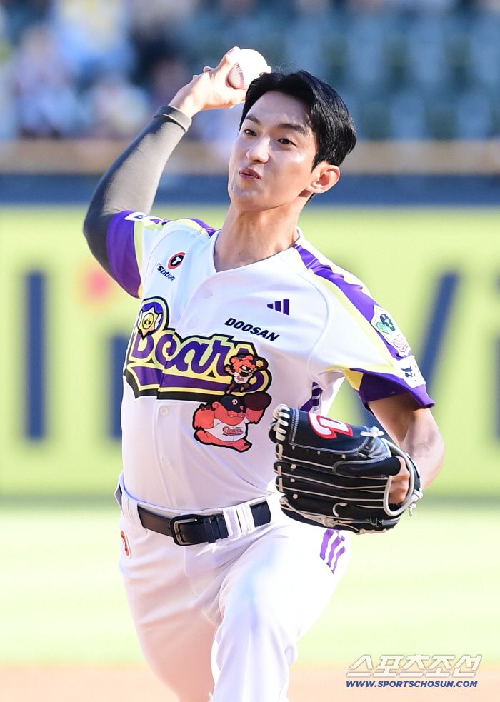 힘차게 시구하고 있는 도겸.