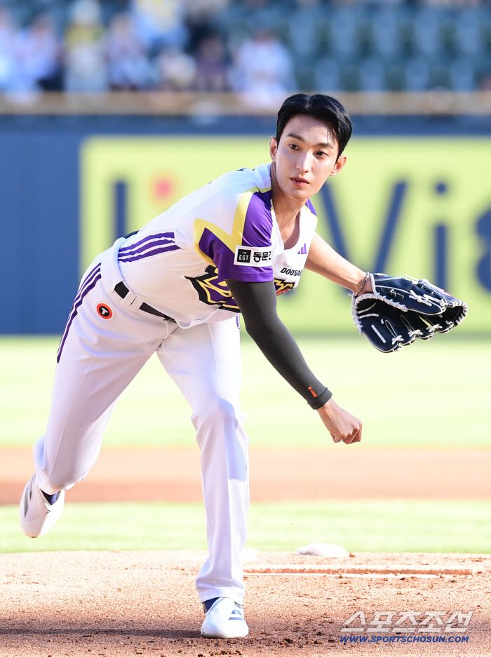 마운드 위에서 힘차게 시구하는 그룹 '세븐틴' 도겸.