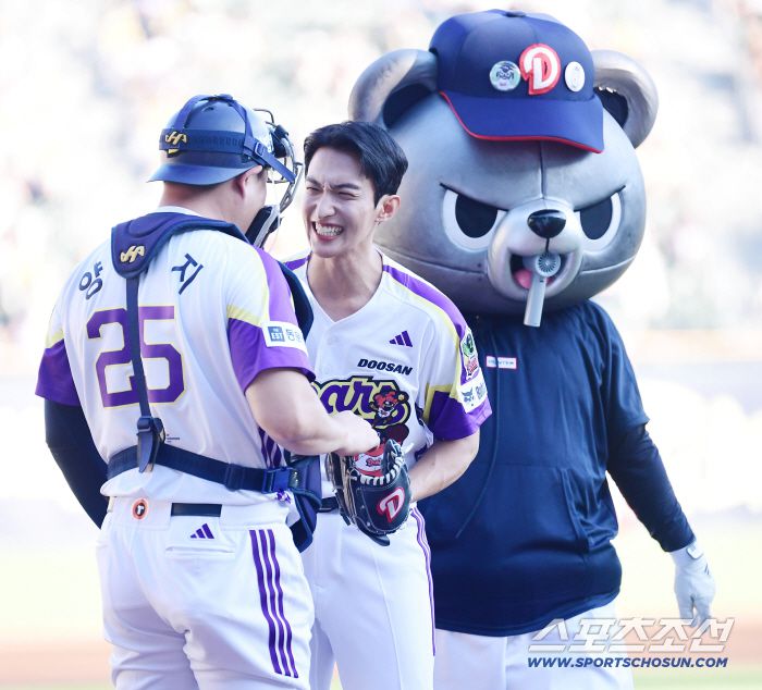 포수 양의지와 인사는 나누는 도겸.