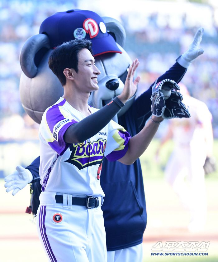 시구를 마치고 팬들에게 인사를 건네고 있는 도겸.