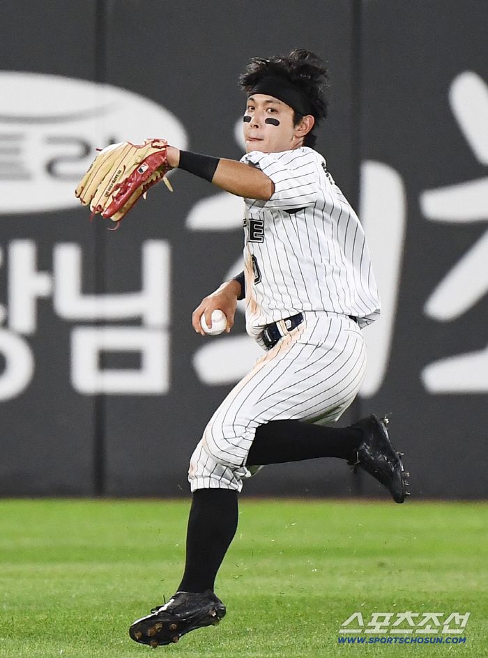 26일 부산 사직구장에서 열린 KIA와 롯데의 경기. 9회초 무사 1루 위즈덤의 뜬공을 황성빈이 달려와 잡고 있다. 부산=정재근 기자 cjg@sportschosun.com/2025.7.26/