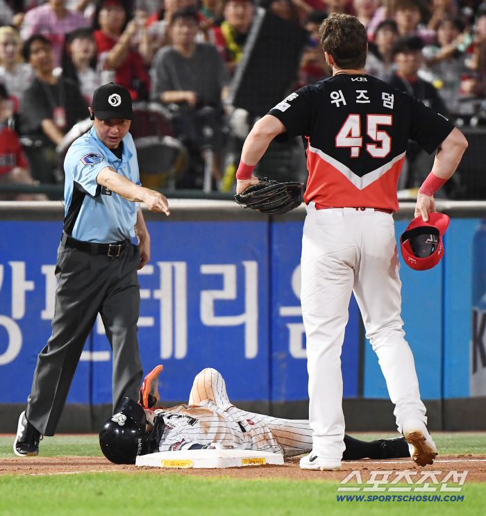 26일 부산 사직구장에서 열린 KIA와 롯데의 경기. 6회말 무사 1루 고승민의 번트 안타 때 황성빈이 3루까지 진루하는 과정에서 심판이 위즈덤의 주루방해를 선언하고 있다. 부산=정재근 기자 cjg@sportschosun.com/2025.7.26/