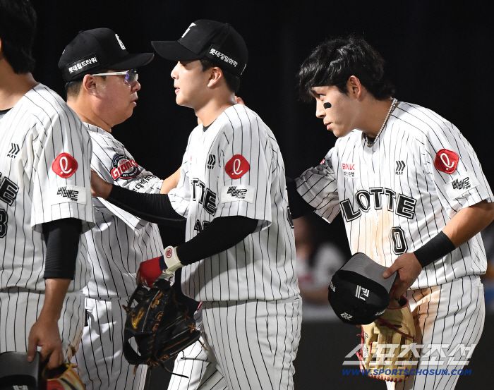26일 부산 사직구장에서 열린 KIA와 롯데의 경기. 9대4로 승리한 롯데 김태형 감독이 황성빈과 하이파이브하고 있다. 부산=정재근 기자 cjg@sportschosun.com/2025.7.26/
