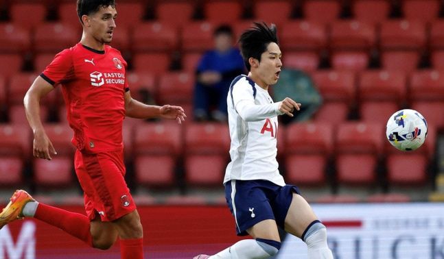 '고등윙어' 양민혁(토트넘)이 마침내 1군 데뷔전을 치렀다. 첫 경기부터 강한 임팩트를 남겼다. 양민혁은 26일(한국시각) 영국 루턴 케닐워스 로드에서 열린 루턴 타운(2부리그)과의 프리시즌 친선 경기에서 후반 교체투입됐다. 단 13분만 뛰었지만, 날카로운 움직임으로 현지 팬들의 호평을 이끌어냈다.  사진캡처=토트넘 SNS