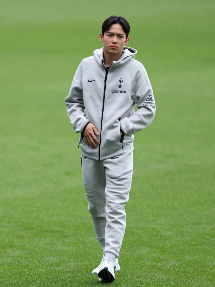 '고등윙어' 양민혁(토트넘)이 마침내 1군 데뷔전을 치렀다. 첫 경기부터 강한 임팩트를 남겼다. 양민혁은 26일(한국시각) 영국 루턴 케닐워스 로드에서 열린 루턴 타운(2부리그)과의 프리시즌 친선 경기에서 후반 교체투입됐다. 단 13분만 뛰었지만, 날카로운 움직임으로 현지 팬들의 호평을 이끌어냈다.  <저작권자(c) 연합뉴스, 무단 전재-재배포, AI 학습 및 활용 금지>