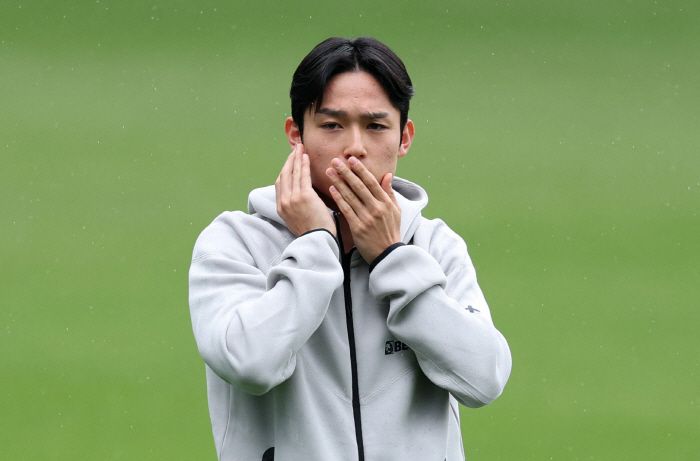 '고등윙어' 양민혁(토트넘)이 마침내 1군 데뷔전을 치렀다. 첫 경기부터 강한 임팩트를 남겼다. 양민혁은 26일(한국시각) 영국 루턴 케닐워스 로드에서 열린 루턴 타운(2부리그)과의 프리시즌 친선 경기에서 후반 교체투입됐다. 단 13분만 뛰었지만, 날카로운 움직임으로 현지 팬들의 호평을 이끌어냈다.  <저작권자(c) 연합뉴스, 무단 전재-재배포, AI 학습 및 활용 금지>