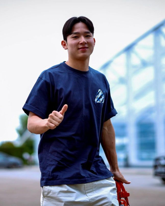 '고등윙어' 양민혁(토트넘)이 마침내 1군 데뷔전을 치렀다. 첫 경기부터 강한 임팩트를 남겼다. 양민혁은 26일(한국시각) 영국 루턴 케닐워스 로드에서 열린 루턴 타운(2부리그)과의 프리시즌 친선 경기에서 후반 교체투입됐다. 단 13분만 뛰었지만, 날카로운 움직임으로 현지 팬들의 호평을 이끌어냈다.  사진캡처=토트넘 SNS