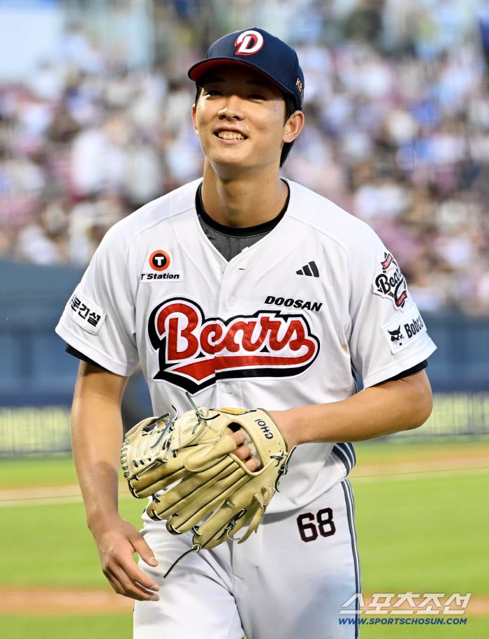 1일 잠실야구장에서 열린 삼성과 두산의 경기, 6회초 투구를 마친 두산 최민석이 미소짓고 있다. 잠실=허상욱 기자wook@sportschosun.com/2025.07.01/