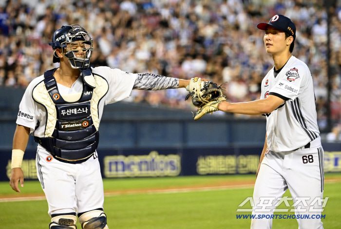 1일 잠실야구장에서 열린 삼성과 두산의 경기, 7회초 1사 1,3루 최민석이 강민호를 병살로 처리하며 이닝을 마친 후 포수 류현준과 하이파이브를 하고 있다. 잠실=허상욱 기자wook@sportschosun.com/2025.07.01/