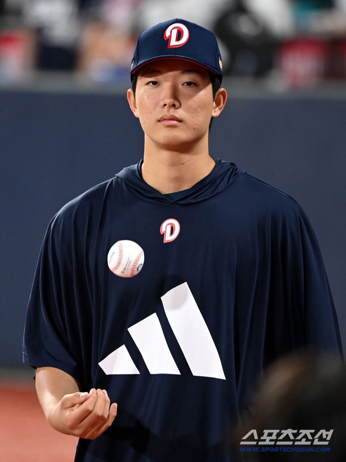 28일 수원KT위즈파크에서 열린 두산과 KT의 경기, 두산이 12대3으로 승리했다. 프로 데뷔 첫 승을 따낸 최민석이 기념구를 손에 쥐고 있다. 수원=허상욱 기자wook@sportschosun.com/2025.05.28/