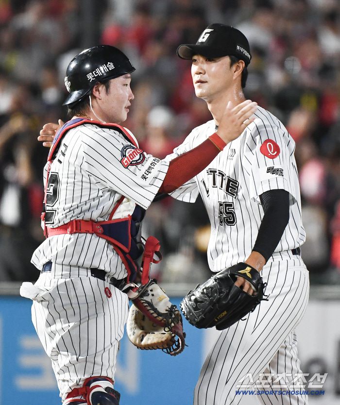 26일 부산 사직구장에서 열린 KIA와 롯데의 경기. 9대4로 승리한 롯데 윤성빈이 정보근과 악수하고 있다. 부산=정재근 기자 cjg@sportschosun.com/2025.7.26/