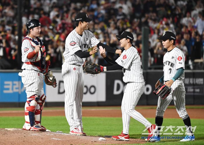 26일 부산 사직구장에서 열린 KIA와 롯데의 경기. 9대4로 승리한 롯데 윤성빈이 동료들과 악수하고 있다. 부산=정재근 기자 cjg@sportschosun.com/2025.7.26/