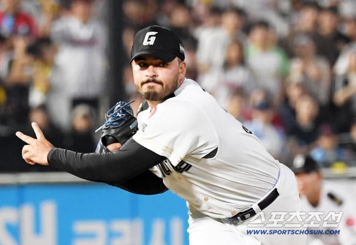 2일 부산 사직구장에서 열린 롯데 자이언츠와 LG 트윈스의 경기. 6회 2사 1루 롯데 감보아가 1루 주자를 견제하고 있다. 부산=박재만 기자 pjm@sportschosun.com/2025.07.02/