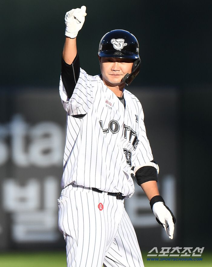 26일 부산 사직구장에서 열린 KIA와 롯데의 경기. 1회말 1사 2루 손호영이 1타점 2루타를 친 후 기뻐하고 있다. 부산=정재근 기자 cjg@sportschosun.com/2025.7.26/