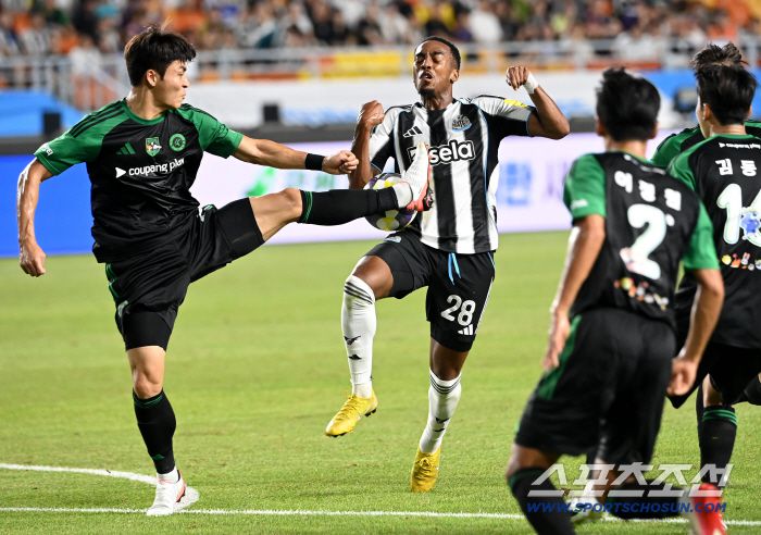 30일 수원월드컵경기장에서 열린 팀K리그와 뉴캐슬의 경기, 뉴캐슬 조 윌록과 박진섭이 공을 다투고 있다. 수원=허상욱 기자wook@sportschosun.com/2025.07.30/