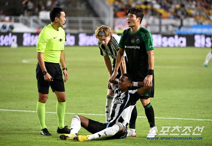 30일 수원월드컵경기장에서 열린 팀K리그와 뉴캐슬의 경기, 경기 중 쓰러진 뉴캐슬 조 윌록을 일으켜 세우는박진섭. 수원=허상욱 기자wook@sportschosun.com/2025.07.30/