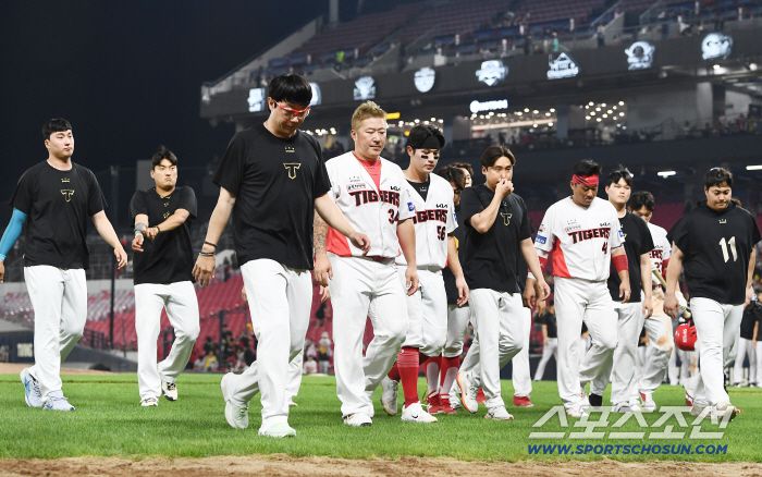 24일 광주 기아 챔피언스필드에서 열린 LG-KIA전. KIA가 0대8로 패하며 3연전을 모두 내줬다. 양현종, 최형우 등 선수들이 아쉬워하고 있다. 광주=정재근 기자 cjg@sportschosun.com/2025.7.24/
