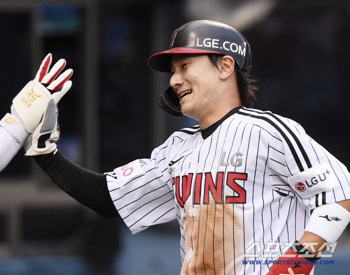 30일 서울 잠실구장에서 열린 KT-LG전. 3회말 무사 신민재가 3루타를 친 후 문성주의 내야 땅볼 때 득점한 후 기뻐하고 있다. 잠실=정재근 기자 cjg@sportschosun.com/2025.7.30/