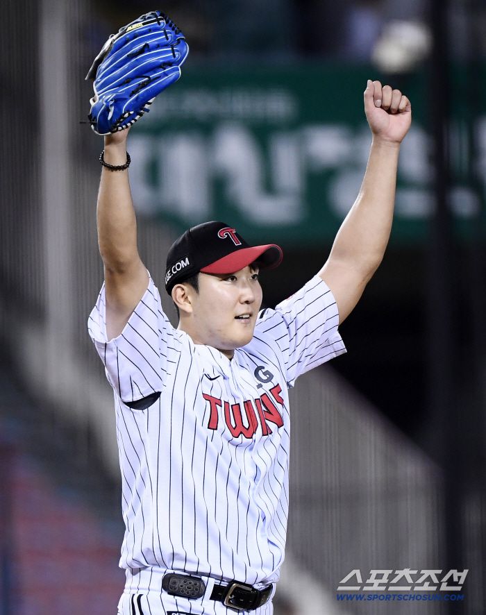 30일 서울 잠실구장에서 열린 KT-LG전. 6회초 무사 1루 배정대를 2루수 병살타로 잡은 손주영이 환호하고 있다. 잠실=정재근 기자 cjg@sportschosun.com/2025.7.30/