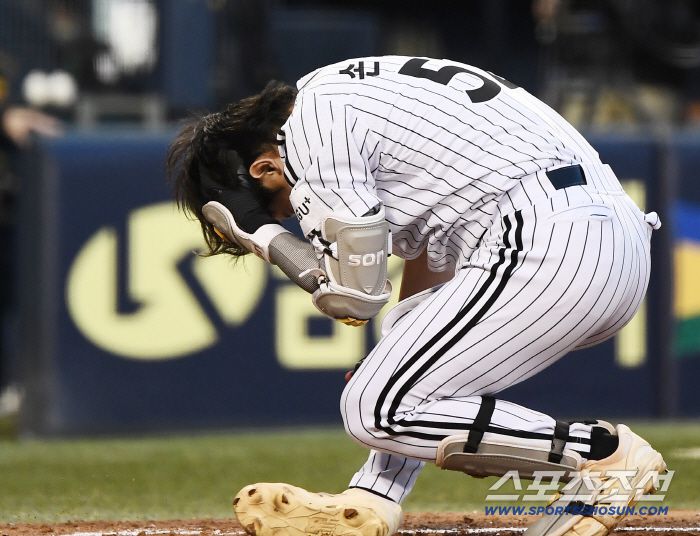 31일 서울 잠실구장에서 열린 KT-LG전. 3회말 1사 1, 3루 손용준이 헤드샷에 맞고 있다. 잠실=정재근 기자 cjg@sportschosun.com/2025.7.31/