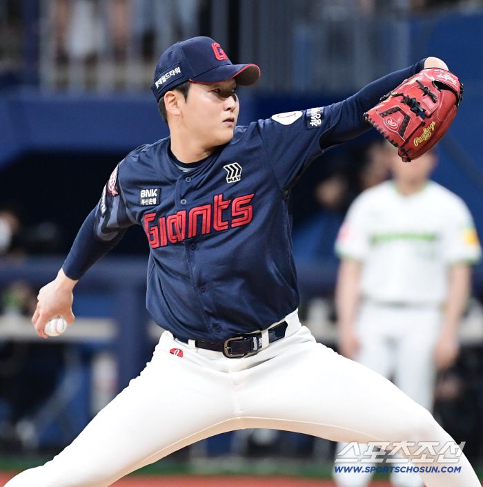23일 서울 고척스카이돔에서 열린 키움과 롯데의 주중 3연전 두 번째 경기. 투구하고 있는 롯데 최준용. 고척=송정헌 기자songs@sportschosun.com/2025.07.23/