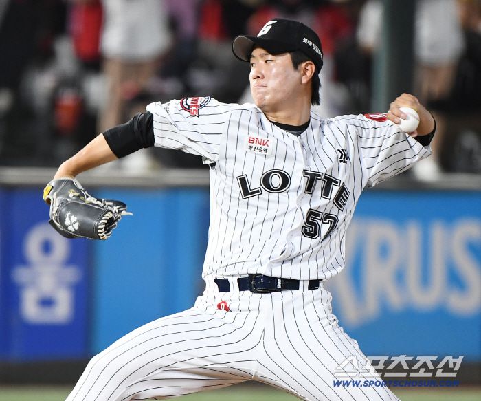 26일 부산 사직구장에서 열린 KIA와 롯데의 경기. 5회 마운드를 이어받은 정현수가 투구하고 있다. 부산=정재근 기자 cjg@sportschosun.com/2025.7.26/
