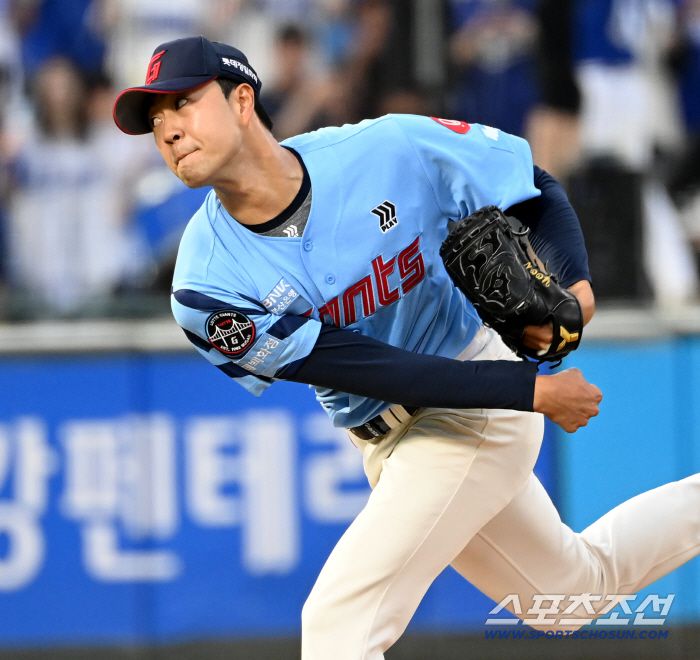 22일 부산 사직야구장에서 열린 삼성과 롯데의 경기, 7회초 롯데 윤성빈이 역투하고 있다. 부산=허상욱 기자wook@sportschosun.com/2025.06.22/