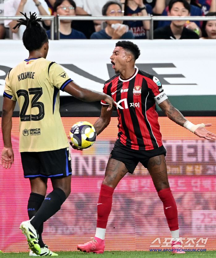 31일 서울월드컵경기장에서 열린 FC 바르셀로나와 FC 서울의 경기, 린가드가 아웃된 공이 바르셀로나의 공이 선언되자 아쉬워하고 있다. 상암=허상욱 기자wook@sportschosun.com/2025.07.31/