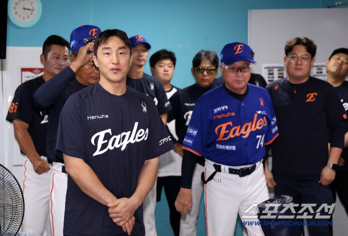 1일 광주 기아챔피언스필드에서 열린 KIA 타이거즈와 한화 이글스의 경기. 트레이드로 팀에 합류한 손아섭이 선수단과 인사를 나누고 있다. 광주=박재만 기자 pjm@sportschosun.com/2025.08.01/