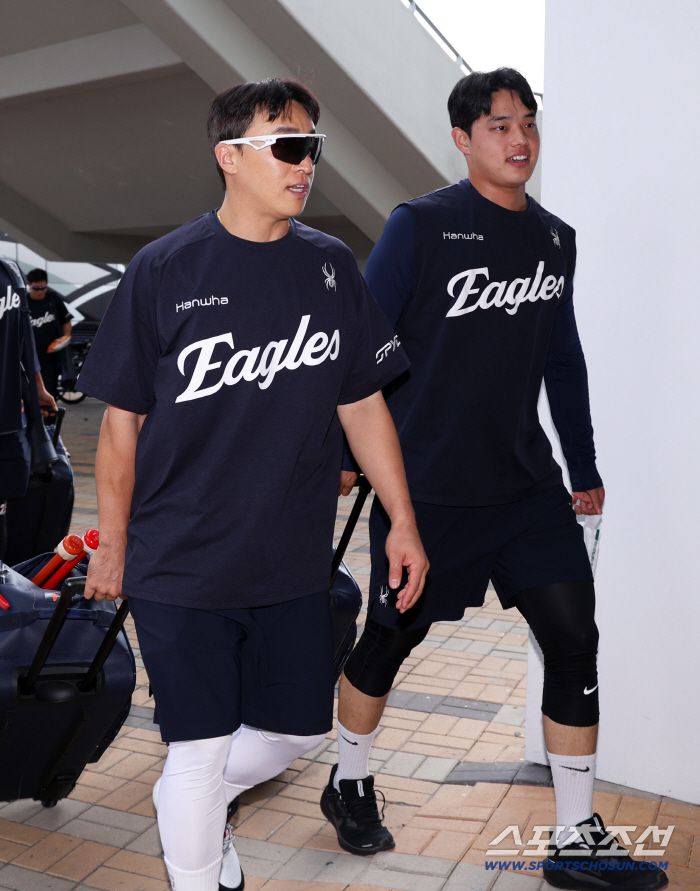 1일 광주 기아챔피언스필드에서 열린 KIA 타이거즈와 한화 이글스의 경기. 트레이드로 팀에 합류한 손아섭이 김서현, 문동주와 대화를 나누고 있다. 광주=박재만 기자 pjm@sportschosun.com/2025.08.01/