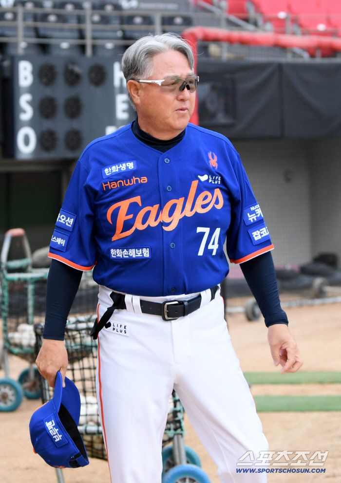 1일 광주 기아챔피언스필드에서 열린 KIA 타이거즈와 한화 이글스의 경기. 김경문 감독이 훈련을 준비하고 있다. 광주=박재만 기자 pjm@sportschosun.com/2025.08.01/