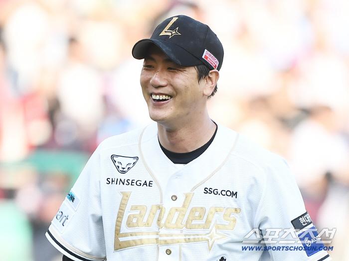 14일 인천 SSG랜더스필드에서 열린 롯데-SSG전. 4회초 1사 1루에서 김민성을 병살타로 처리한 김광현이 기뻐하고 있다. 인천=정재근 기자 cjg@sportschosun.com/2025.6.14/