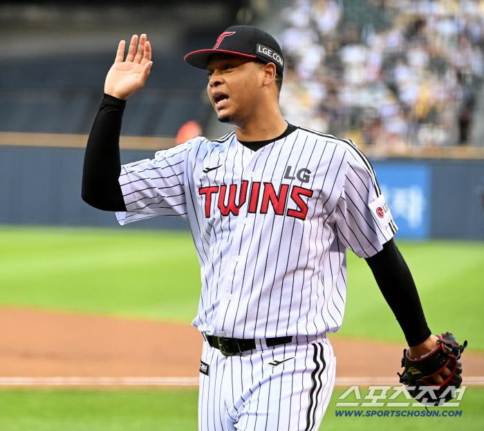 19일 잠실야구장에서 열린 롯데와 LG의 경기, 2회초 2사 2루 LG 에르난데스가 롯데 나승엽의 땅볼 타구를 잡아내 이닝을 끝낸 후 신민재와 이야기 하고 있다. 잠실=허상욱 기자wook@sportschosun.com/2025.07.19/