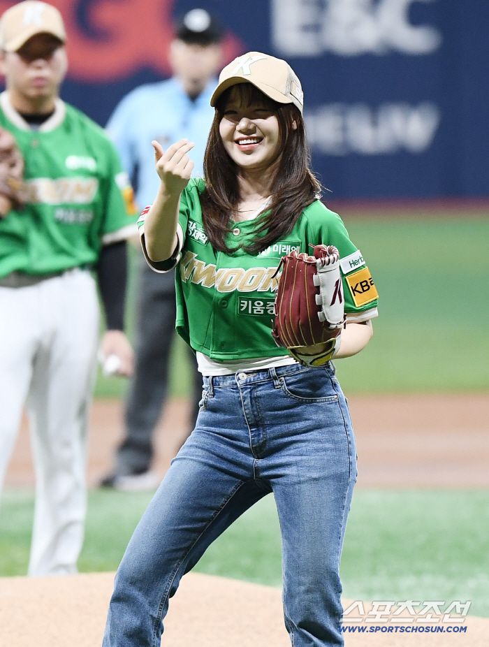 3일 서울 고척스카이돔에서 열린 롯데-키움전. 경기 전 가수 최유정이 시구하고 있다. 고척=정재근 기자 cjg@sportschosun.com/2025.8.3/