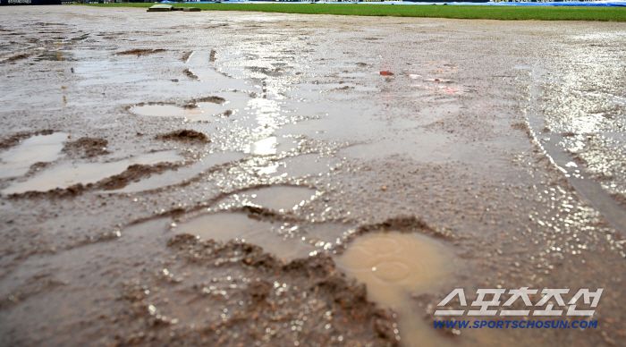 챔피언스필드 그라운드가 뻘밭으로 변했다.