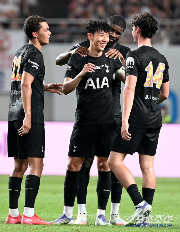3일 서울월드컵경기장에서 열린 토트넘과 뉴캐슬의 경기, 손흥민이 후반 교체되며 동료들이 배웅을 받고 있다. 상암=허상욱 기자wook@sportschosun.com/2025.08.03/