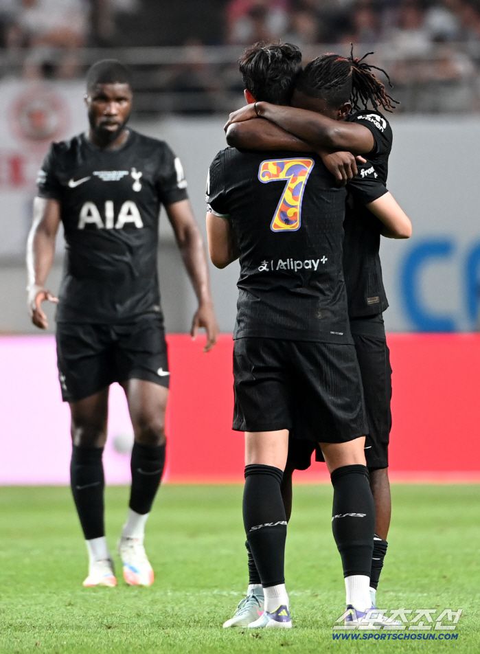3일 서울월드컵경기장에서 열린 토트넘과 뉴캐슬의 경기, 손흥민이 후반 교체되며 동료들과 포옹을 하고 있다. 상암=허상욱 기자wook@sportschosun.com/2025.08.03/