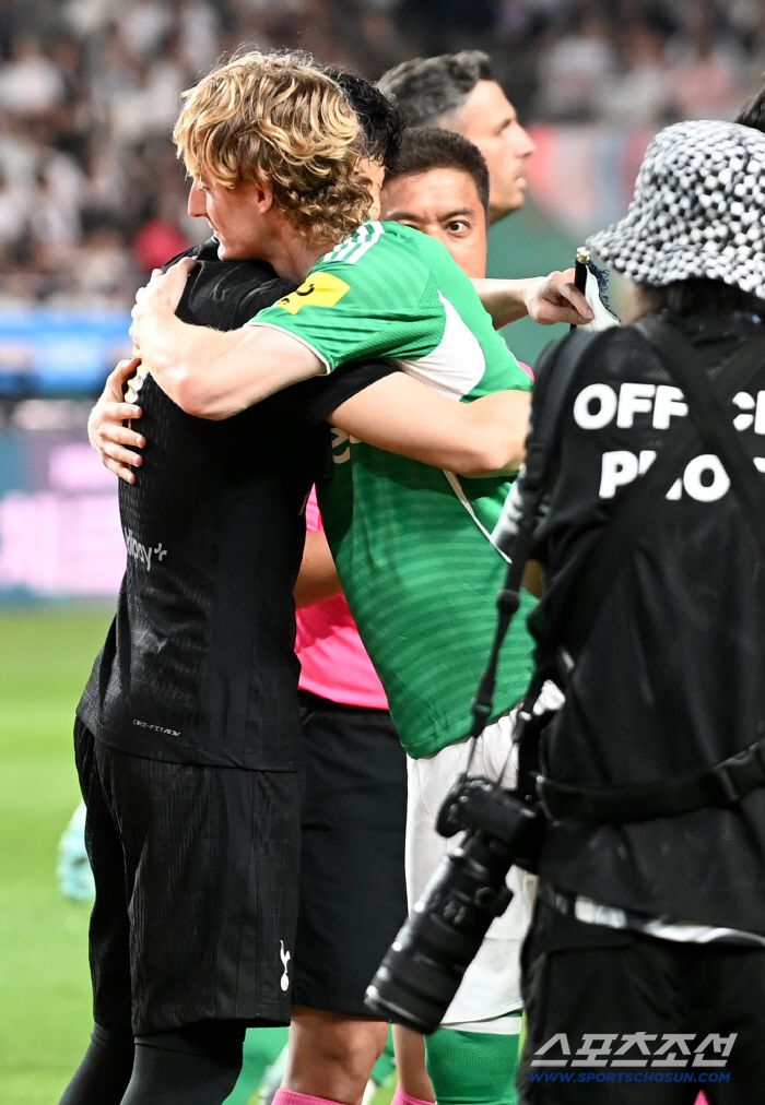 3일 서울월드컵경기장에서 열린 토트넘과 뉴캐슬의 경기, 손흥민이 앤서니 고든과 인사를 나누고 있다. 상암=허상욱 기자wook@sportschosun.com/2025.08.03/