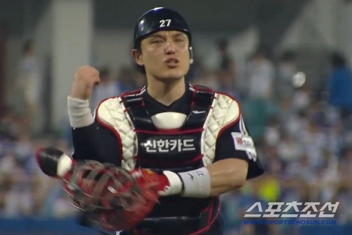 LG 포수 박동원이 팔꿈치를 가리키며 벤치에 유영찬의 팔에 문제가 있음을 알리고 있다. SPOTV2 중계화면 캡쳐