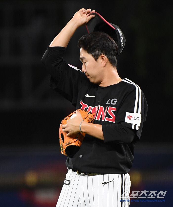 22일 광주 기아 챔피언스필드에서 열린 LG-KIA전. 8회말 1사 만루 대타 한준수에게 2타점 역전 적시타를 허용한 유영찬이 아쉬워하고 있다. 광주=정재근 기자 cjg@sportschosun.com/2025.7.22/