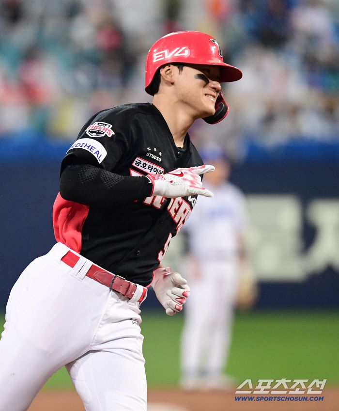 24일 대구 삼성라이온즈파크에서 열린 KBO리그 삼성과 KIA의 경기. 7회 KIA 김도영이 삼성 김태훈을 상대로 솔로홈런을 날렸다. 힘차게 그라운드를 돌고 있는 김도영. 대구=송정헌 기자songs@sportschosun.com/2025.05.24/