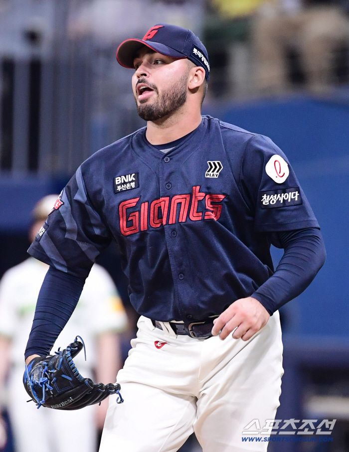 24일 서울 고척스카이돔에서 열린 키움과 롯데의 경기. 6회 투구를 마치고 마운드를 내려오는 롯데 감보아. 고척=송정헌 기자songs@sportschosun.com/2025.07.24/
