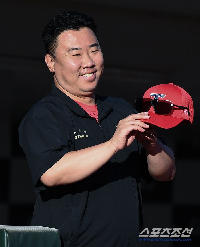 27일 부산 사직구장에서 열린 KIA와 롯데의 경기. KIA 이범호 감독이 경기를 준비하고 있다. 부산=정재근 기자 cjg@sportschosun.com/2025.7.27/