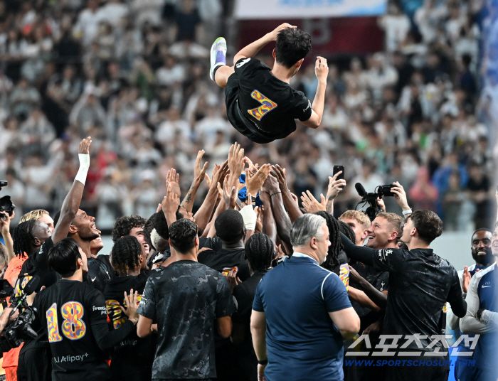 3일 서울월드컵경기장에서 열린 토트넘과 뉴캐슬의 경기, 손흥민이 헹가레를 받고 있다. 상암=허상욱 기자wook@sportschosun.com/2025.08.03/